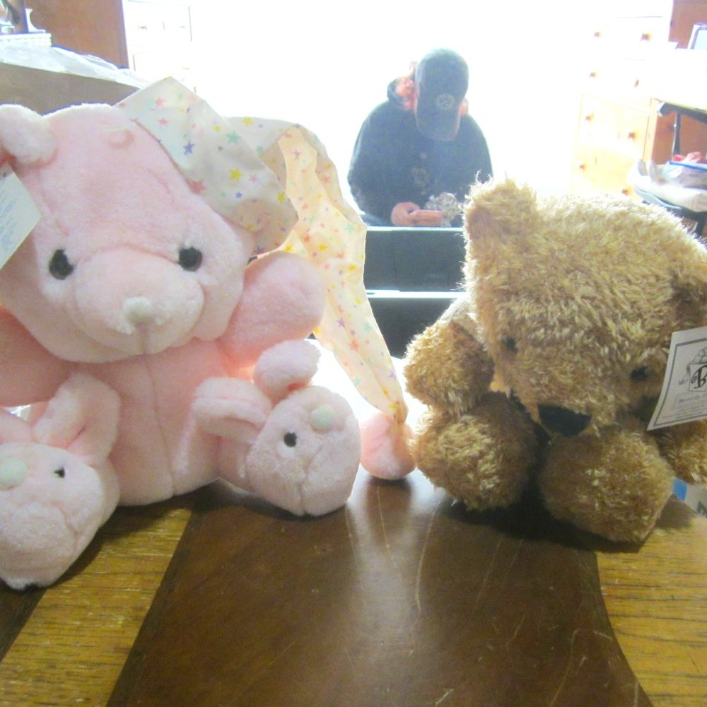 VTG PAIR OF BEARS, ONE PINk W/NIGHTCAP, ONE FUZZY BROWN, W/TAGS, READ ALL